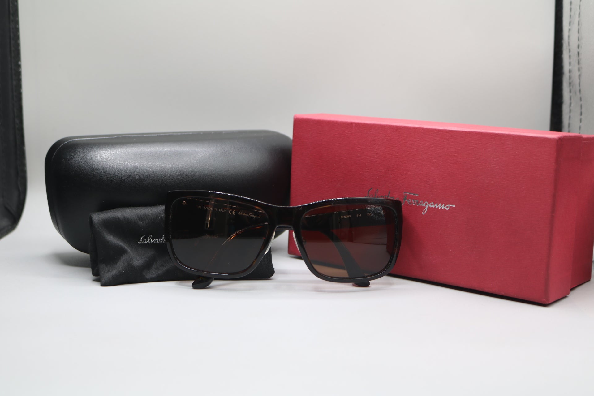 Salvatore Ferragamo SF690S Sunglasses W/ Case – Community  display picture 3