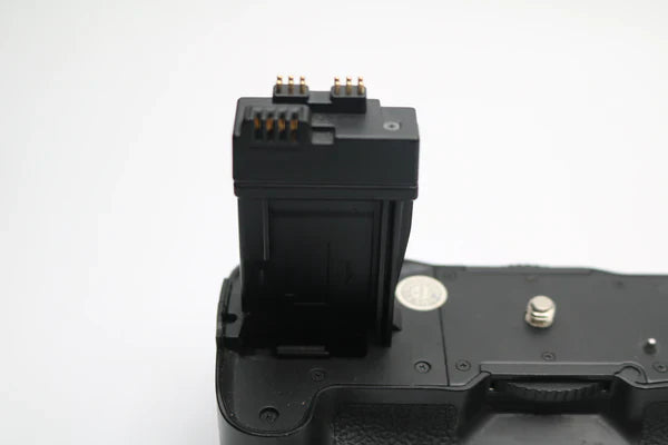 Canon Charger and NEEWER Battery Grip for Canon EOS 550D/600D/650D/700D Rebel T2i/T3i/T4i/T5i