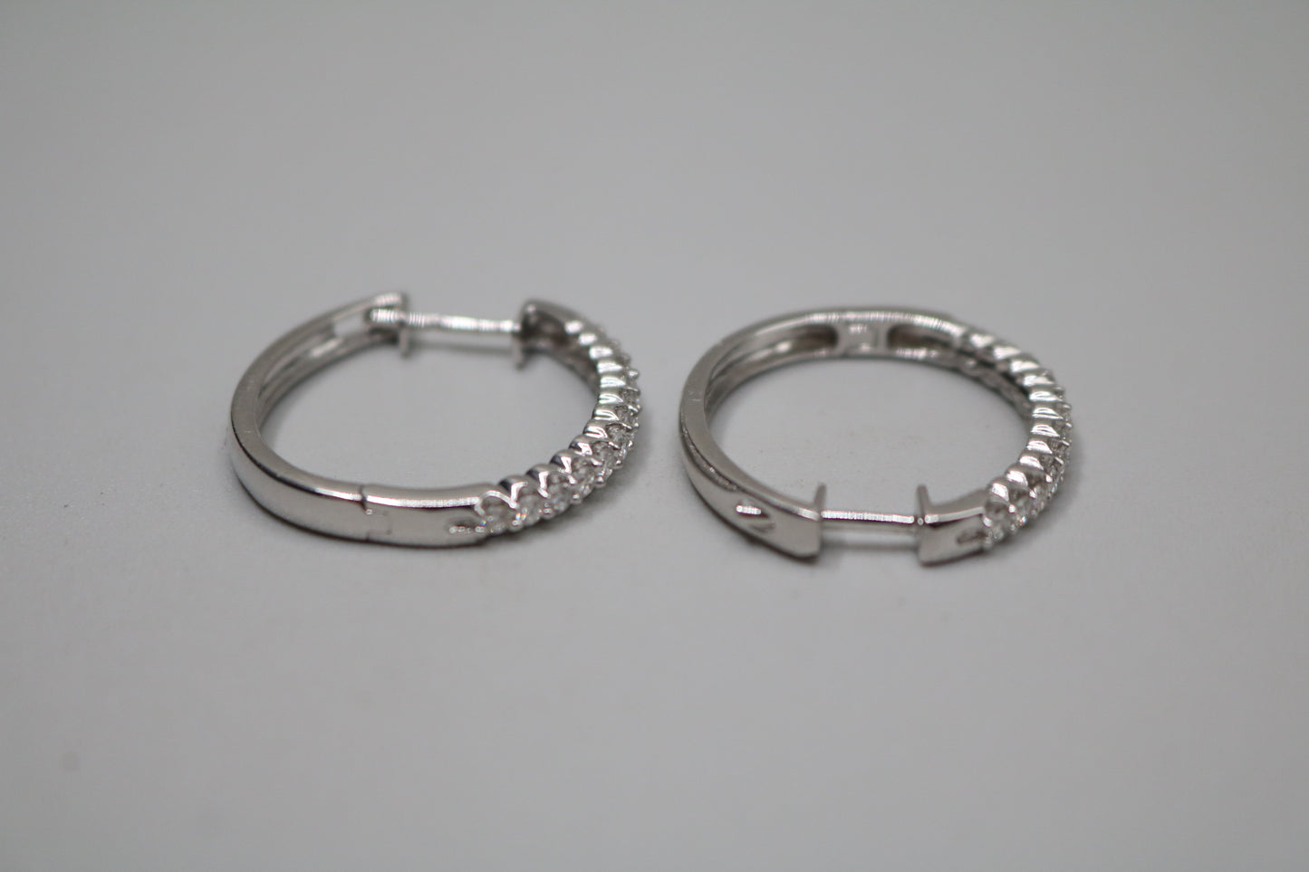 10K White Gold Diamond Hoop Pair Earrings (0.91CTW)