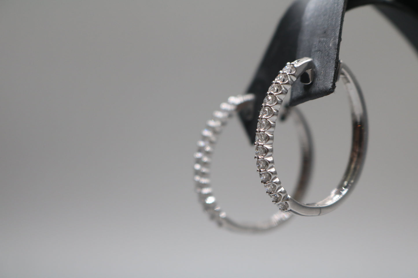 10K White Gold Diamond Hoop Pair Earrings (0.91CTW)
