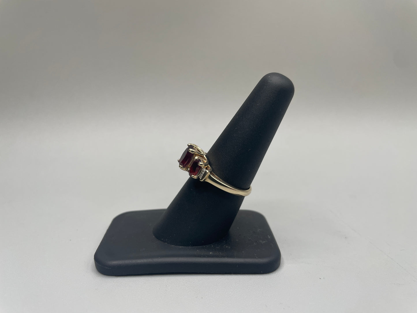10K Yellow Gold Garnet & Diamond Ring (Diamond 0.08 CTW) (Size 7 1/4)