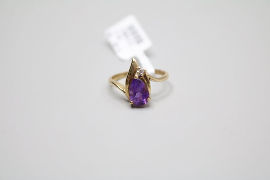 14K Yellow Gold Fancy Solitaire Amethyst Ring (Size 7 1/4)