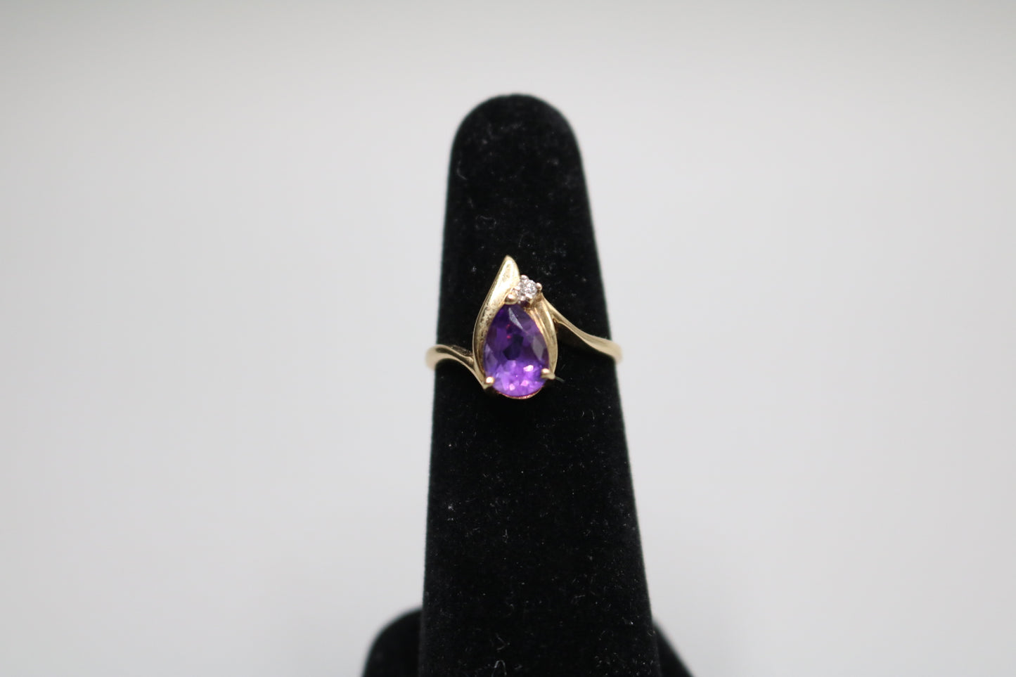 14K Yellow Gold Fancy Solitaire Amethyst Ring (Size 7 1/4)