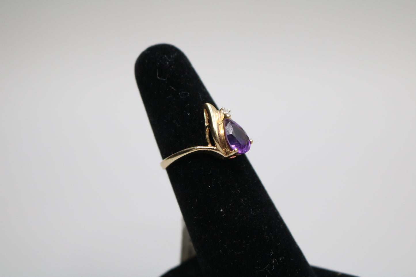 14K Yellow Gold Fancy Solitaire Amethyst Ring (Size 7 1/4)