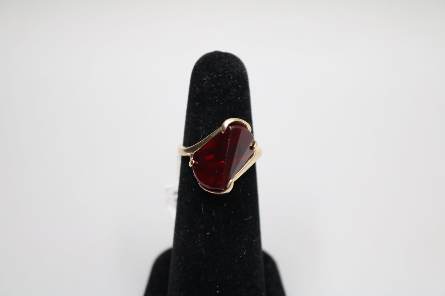 10K Yellow Gold Fancy Vintage Triangular Shaped Ring (Size 5 3/4)