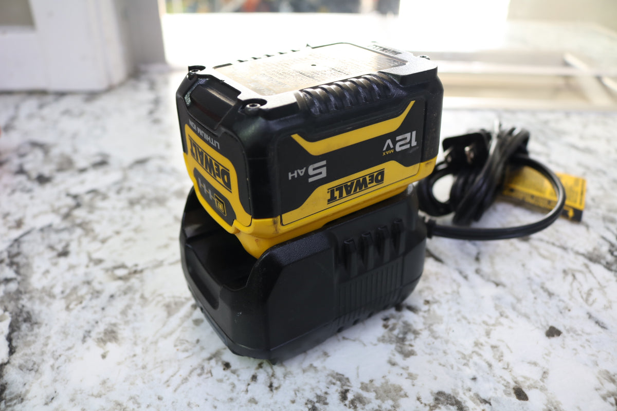 Dewalt DCB1102 12V/20V Lithium-Ion Battery/Charger