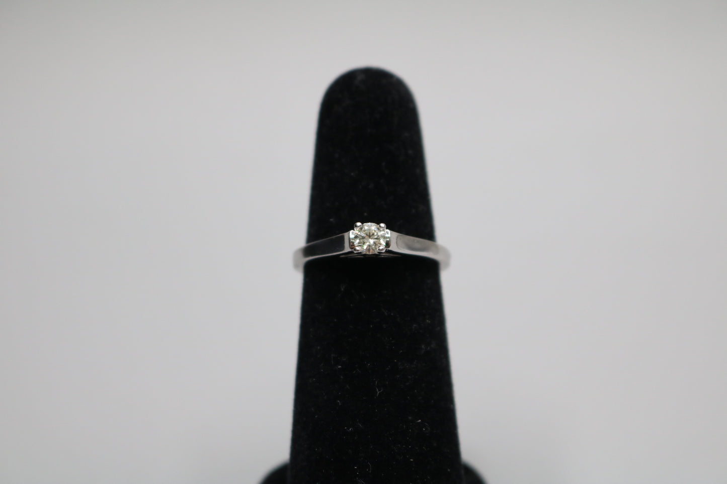14K White Gold Solitaire Ring 0.21CTW (Size 7)