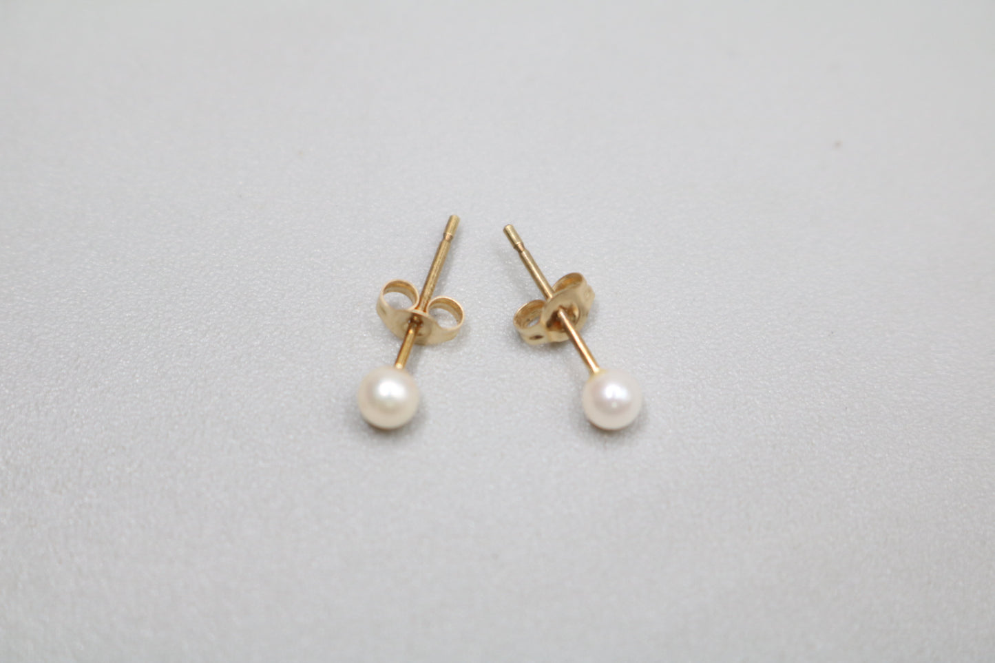 14K Yellow Gold Pearl Earrings (0.3 Grams)