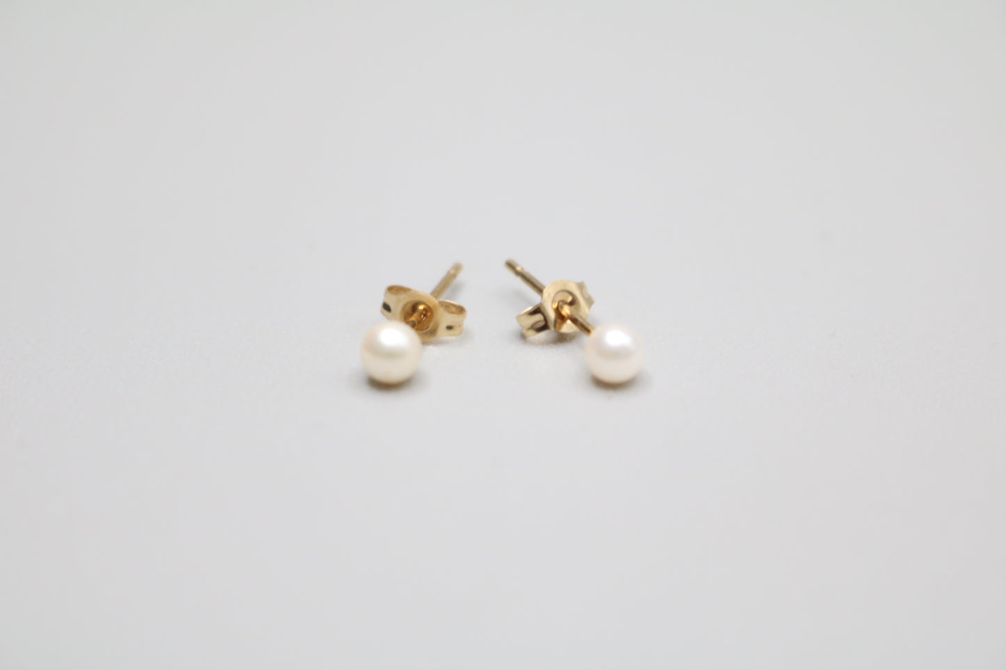 14K Yellow Gold Pearl Earrings (0.3 Grams)