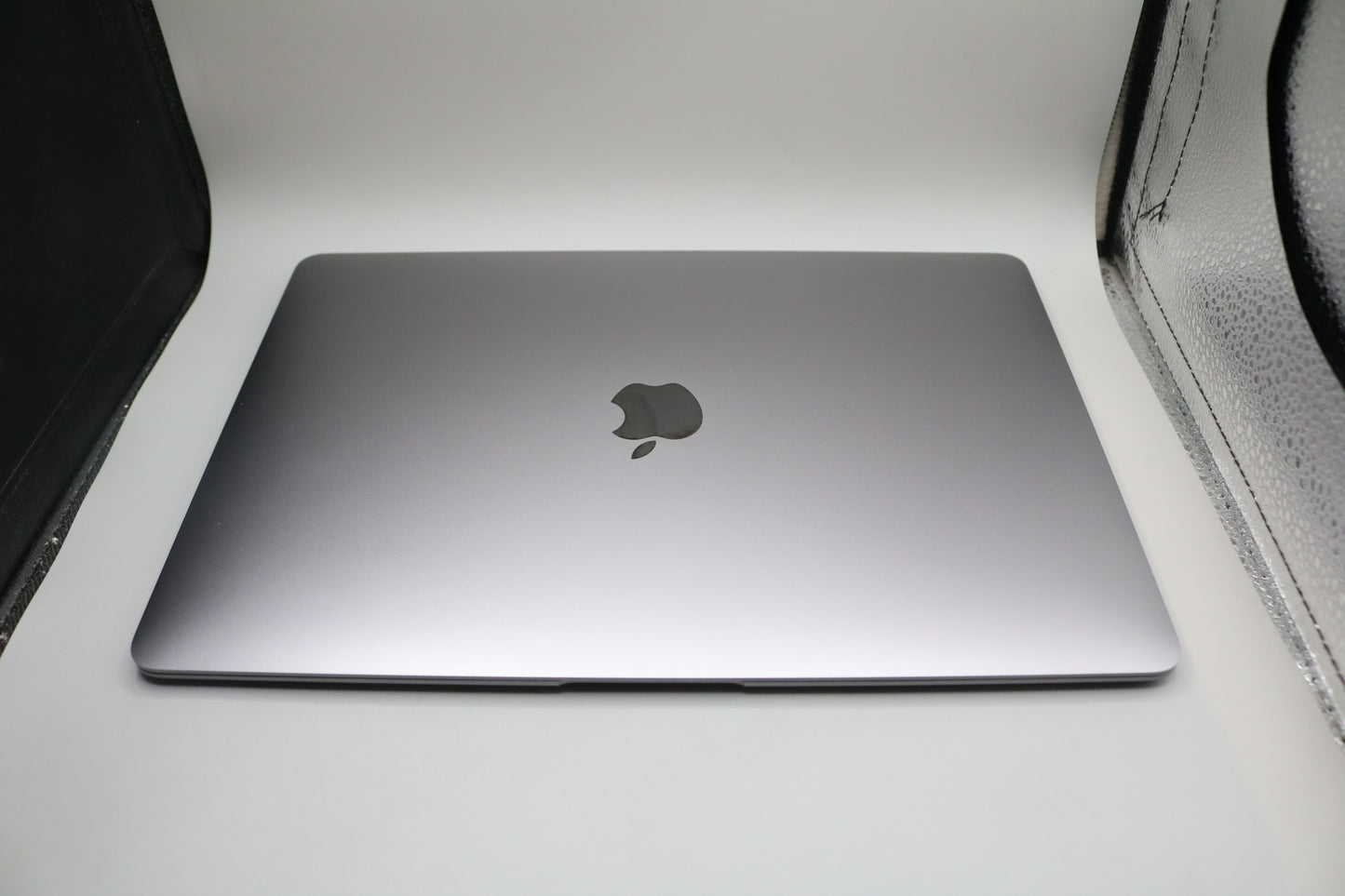 2020 Apple MacBook Air A2179 13-Inch (8GB, 256 GB SSD)