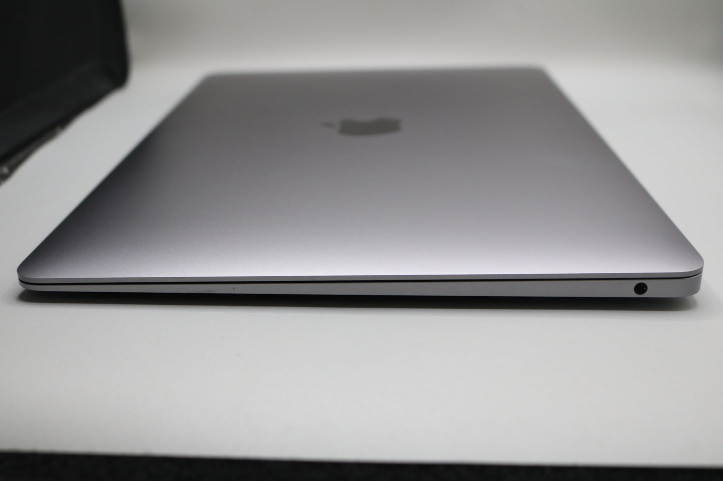 2020 Apple MacBook Air A2179 13-Inch (8GB, 256 GB SSD)