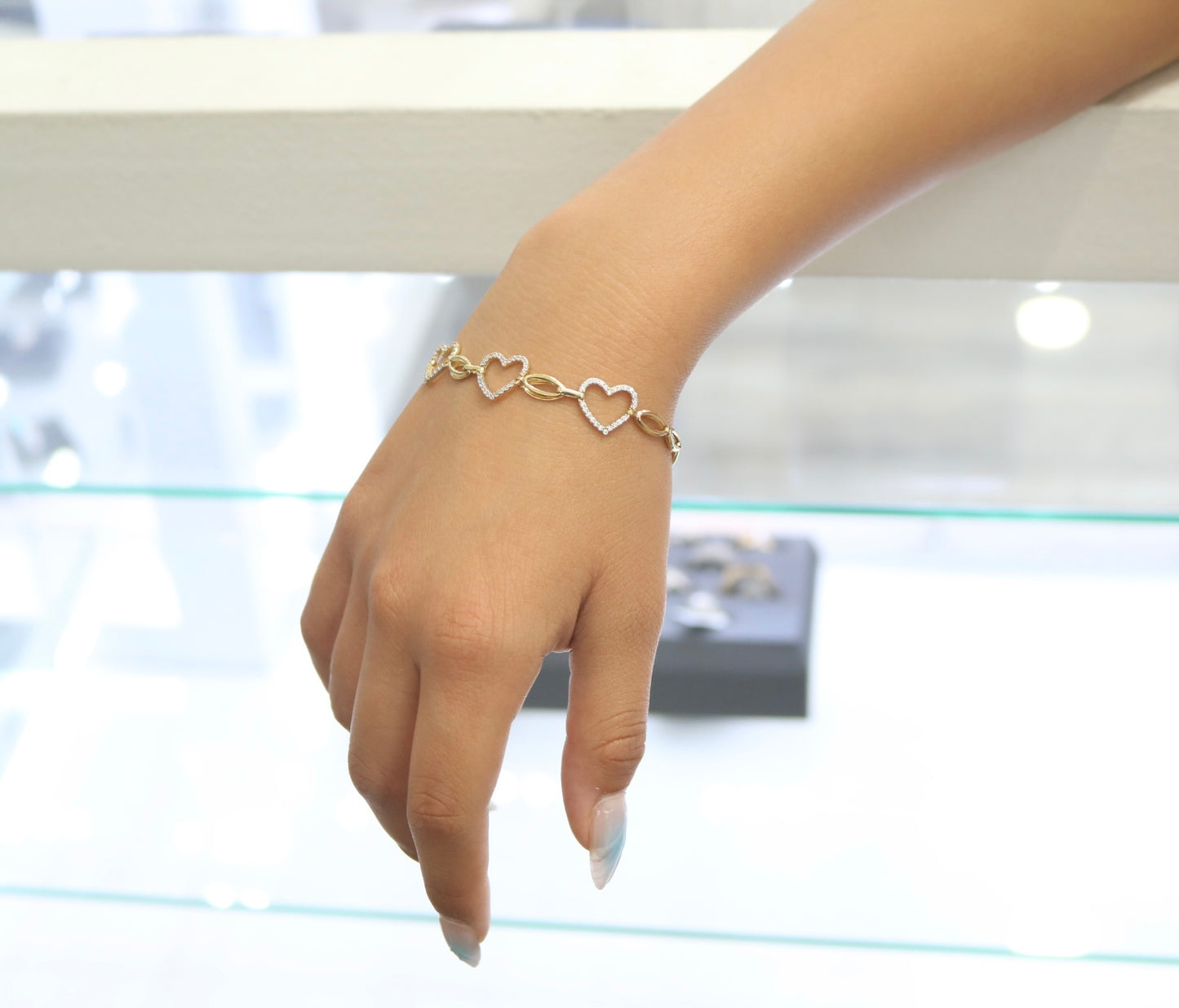 14K Yellow Gold Heart and Oval Bracelet with Clear Stones (Size 17)