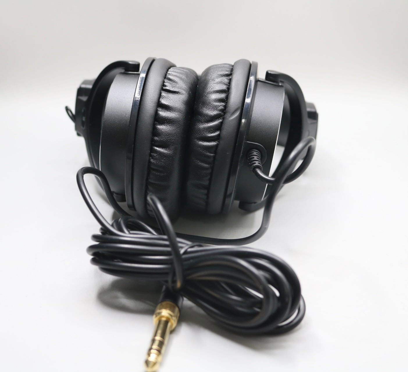 LyxPro HAS-10 Noise-Canceling DJ Headphones, Over-Ear Studio Headphones, Black