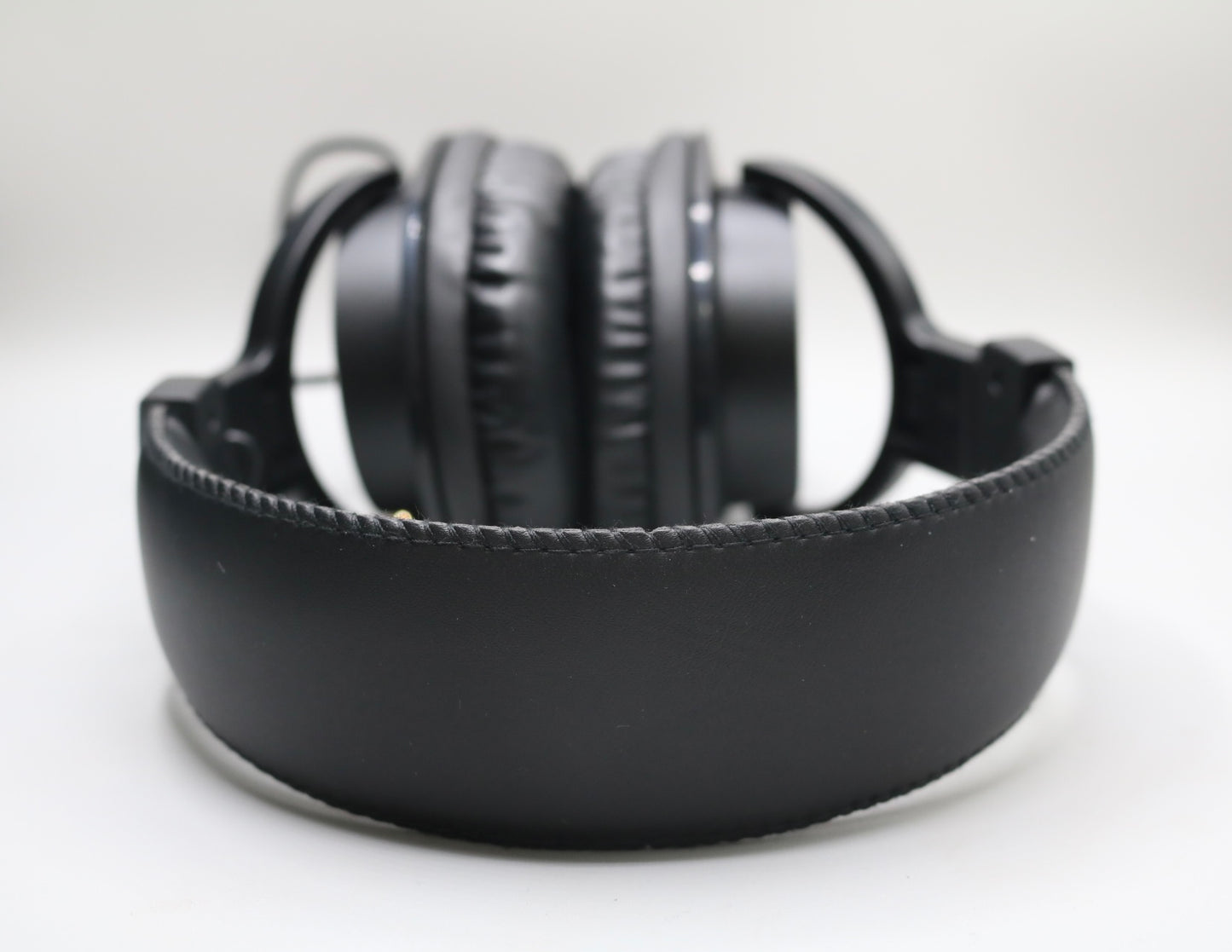 LyxPro HAS-10 Noise-Canceling DJ Headphones, Over-Ear Studio Headphones, Black