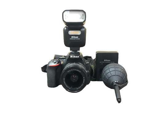 Nikon D5600 N1538 Digital Camera w/lens and charger