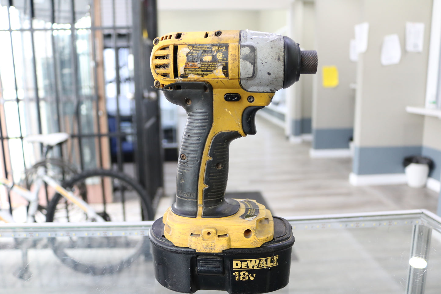 DeWalt DC825 18 Volt 1/4" Impact Driver W/ Battery