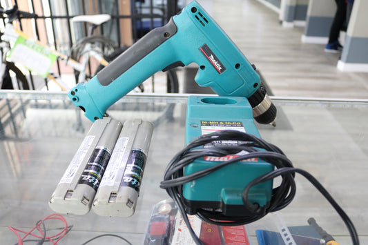 Makita Cordless Driver Drill 6095D 9.6V Kit w/ Fast Charger & 2 Batteries