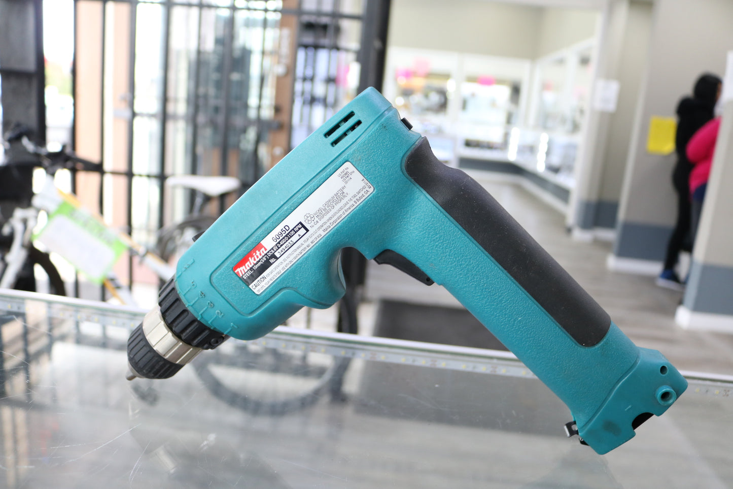 Makita Cordless Driver Drill 6095D 9.6V Kit w/ Fast Charger & 2 Batteries