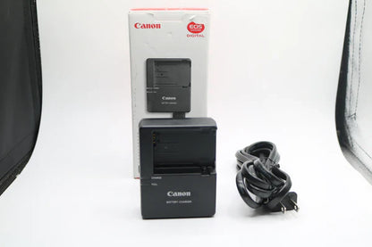 Canon Charger and NEEWER Battery Grip for Canon EOS 550D/600D/650D/700D Rebel T2i/T3i/T4i/T5i