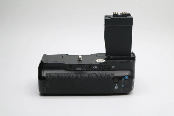 Canon Charger and NEEWER Battery Grip for Canon EOS 550D/600D/650D/700D Rebel T2i/T3i/T4i/T5i