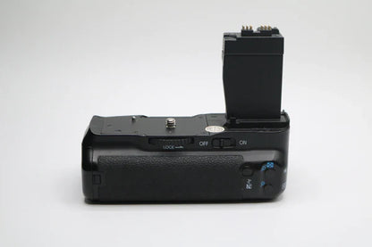 Canon Charger and NEEWER Battery Grip for Canon EOS 550D/600D/650D/700D Rebel T2i/T3i/T4i/T5i