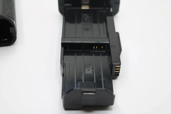 Canon Charger and NEEWER Battery Grip for Canon EOS 550D/600D/650D/700D Rebel T2i/T3i/T4i/T5i