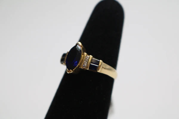 14k Yellow Gold Past, Present, And Future Lady's Ring (Size 5 3/4)