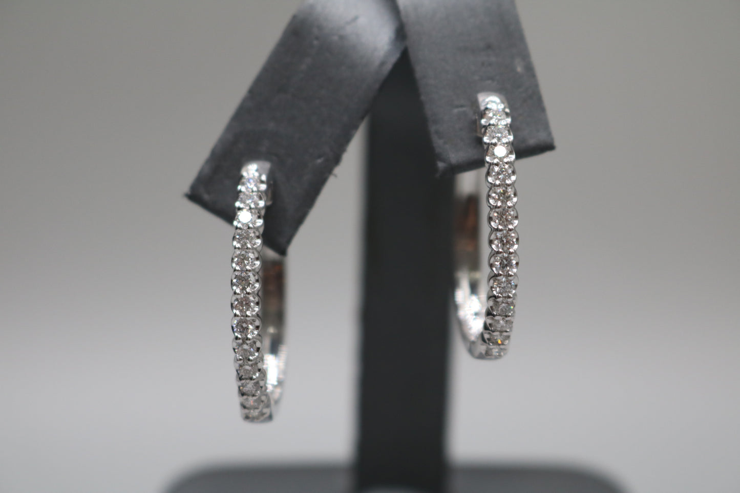 10K White Gold Diamond Hoop Pair Earrings (0.91CTW)