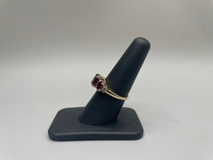 10K Yellow Gold Garnet & Diamond Ring (Diamond 0.08 CTW) (Size 7 1/4)