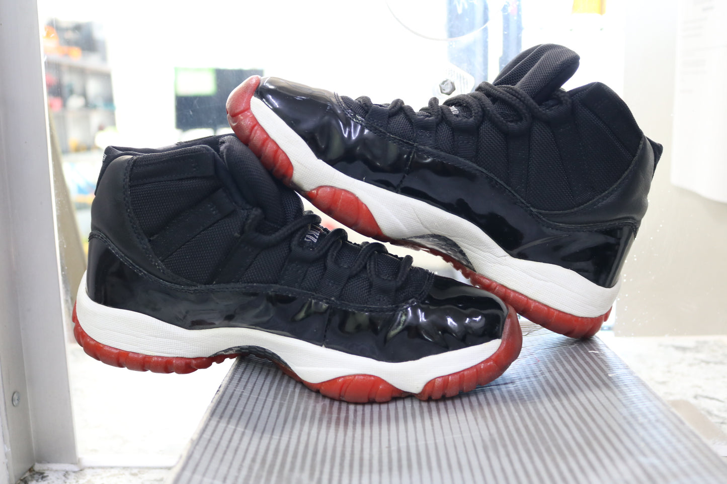 Air Jordan 11 Retro Bred 2001 Release (Size 7 Men)