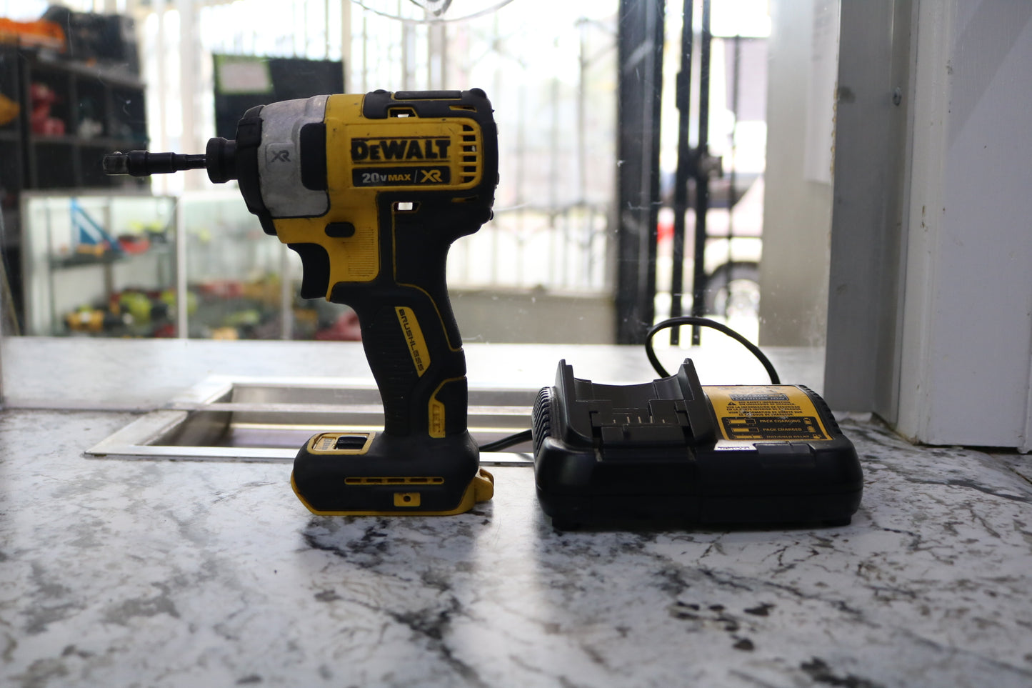 Dewalt DCF887 Cordless Impact Driver w/ charger