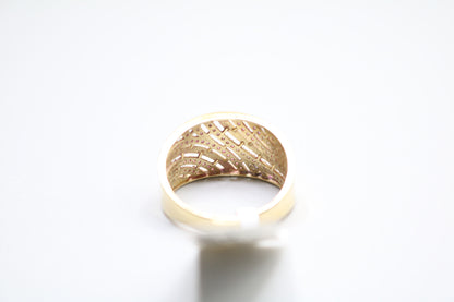 14k Yellow Gold Clear Stone Pave Wavy Ring (Size 7 3/4)