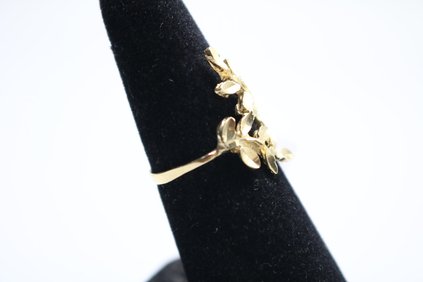 14k Yellow Gold Fancy Leaf Ring (size 7 1/2)