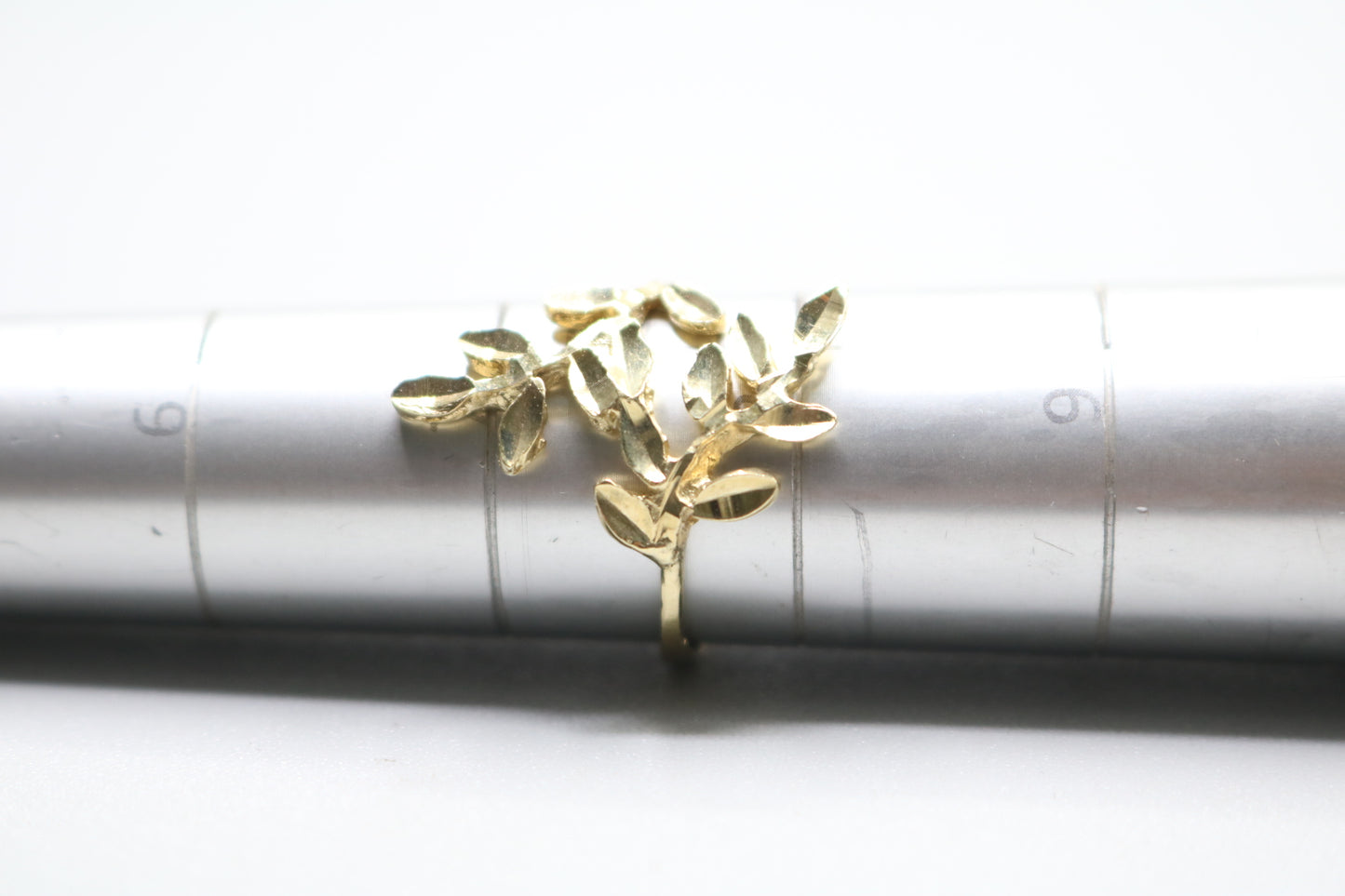 14k Yellow Gold Fancy Leaf Ring (size 7 1/2)