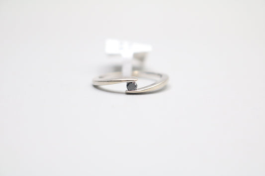 14k White Gold Black Stone Bypass Ring (Size 5 3/4)