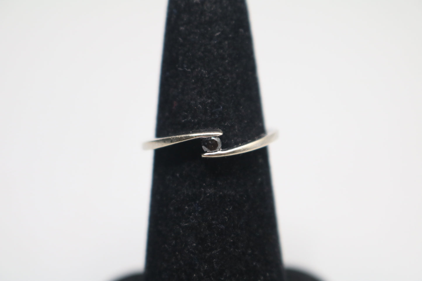 14k White Gold Black Stone Bypass Ring (Size 5 3/4)