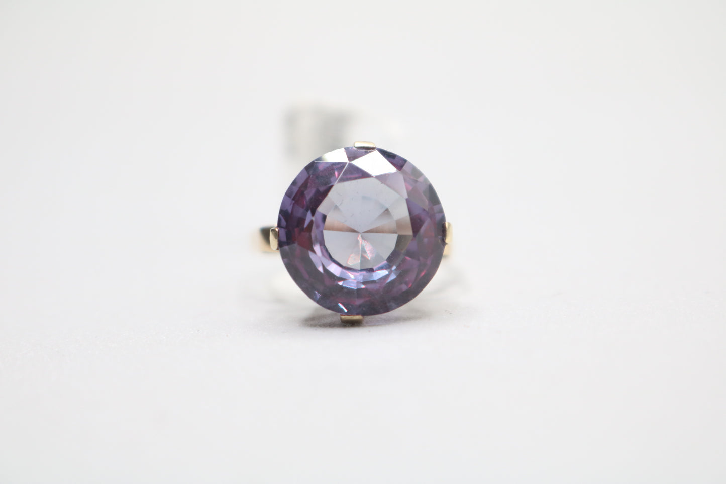14k Yellow Gold Purple Solitaire Ring (Size 7)