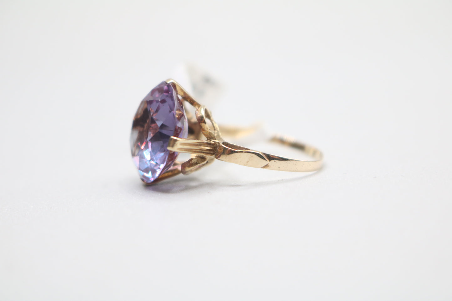 14k Yellow Gold Purple Solitaire Ring (Size 7)