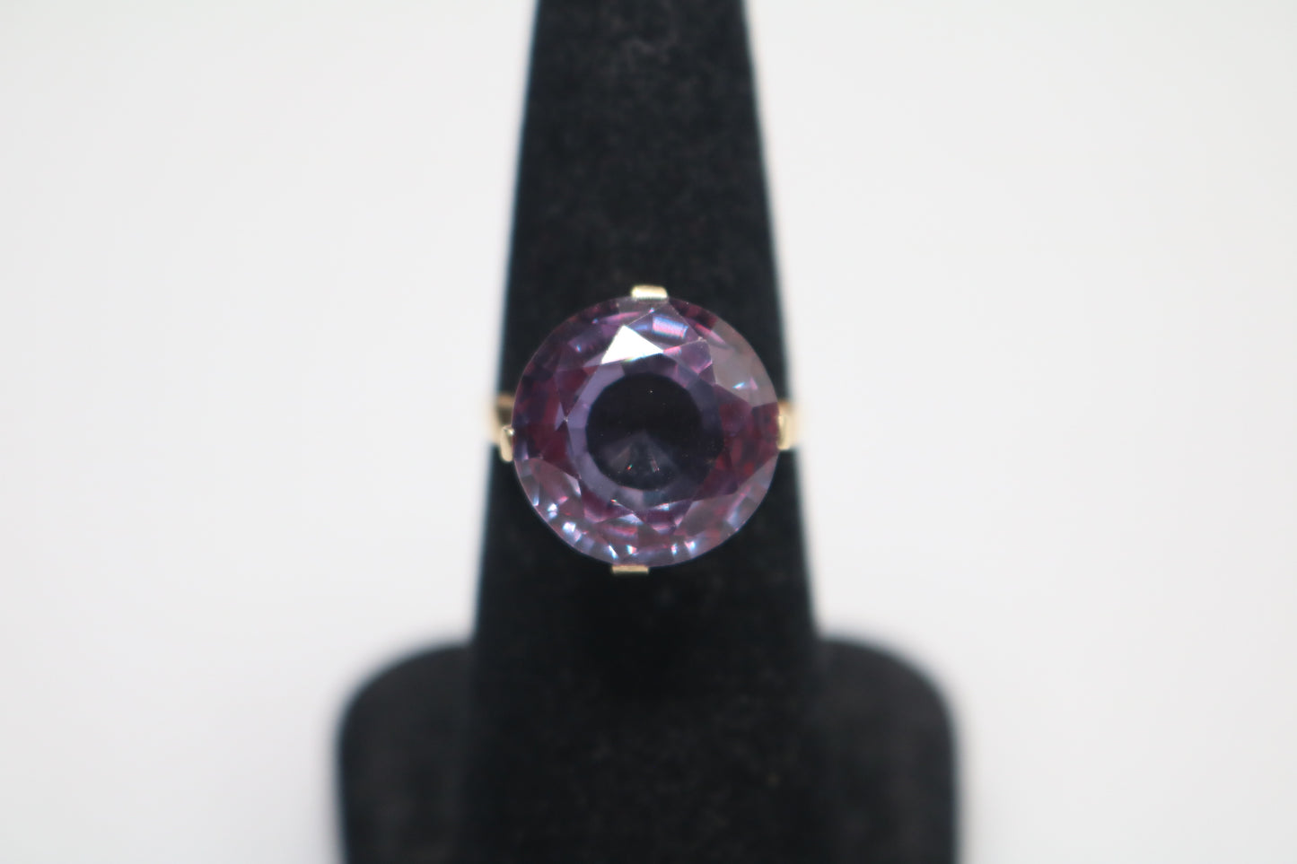 14k Yellow Gold Purple Solitaire Ring (Size 7)