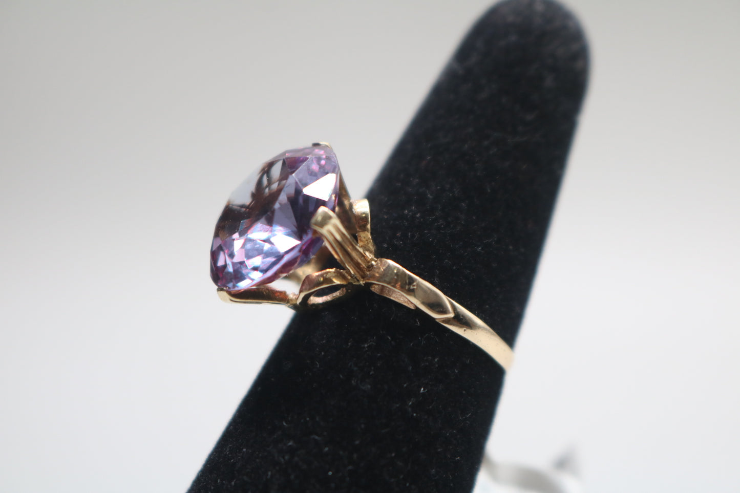 14k Yellow Gold Purple Solitaire Ring (Size 7)