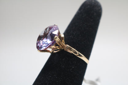 14k Yellow Gold Purple Solitaire Ring (Size 7)