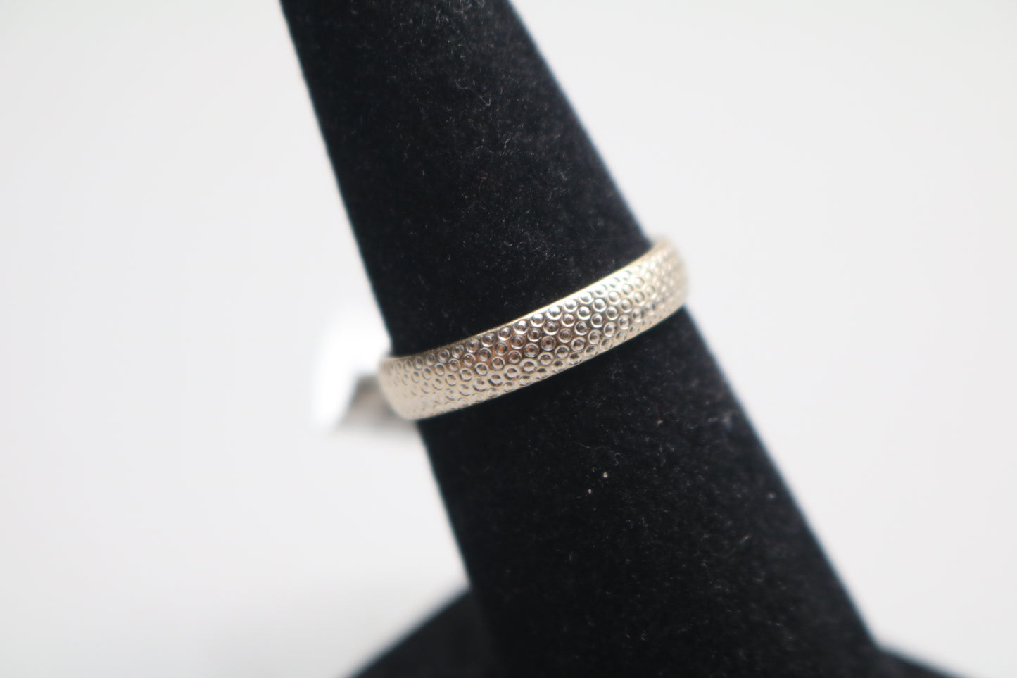 14k White Gold Fancy Band Ring (Size 7)