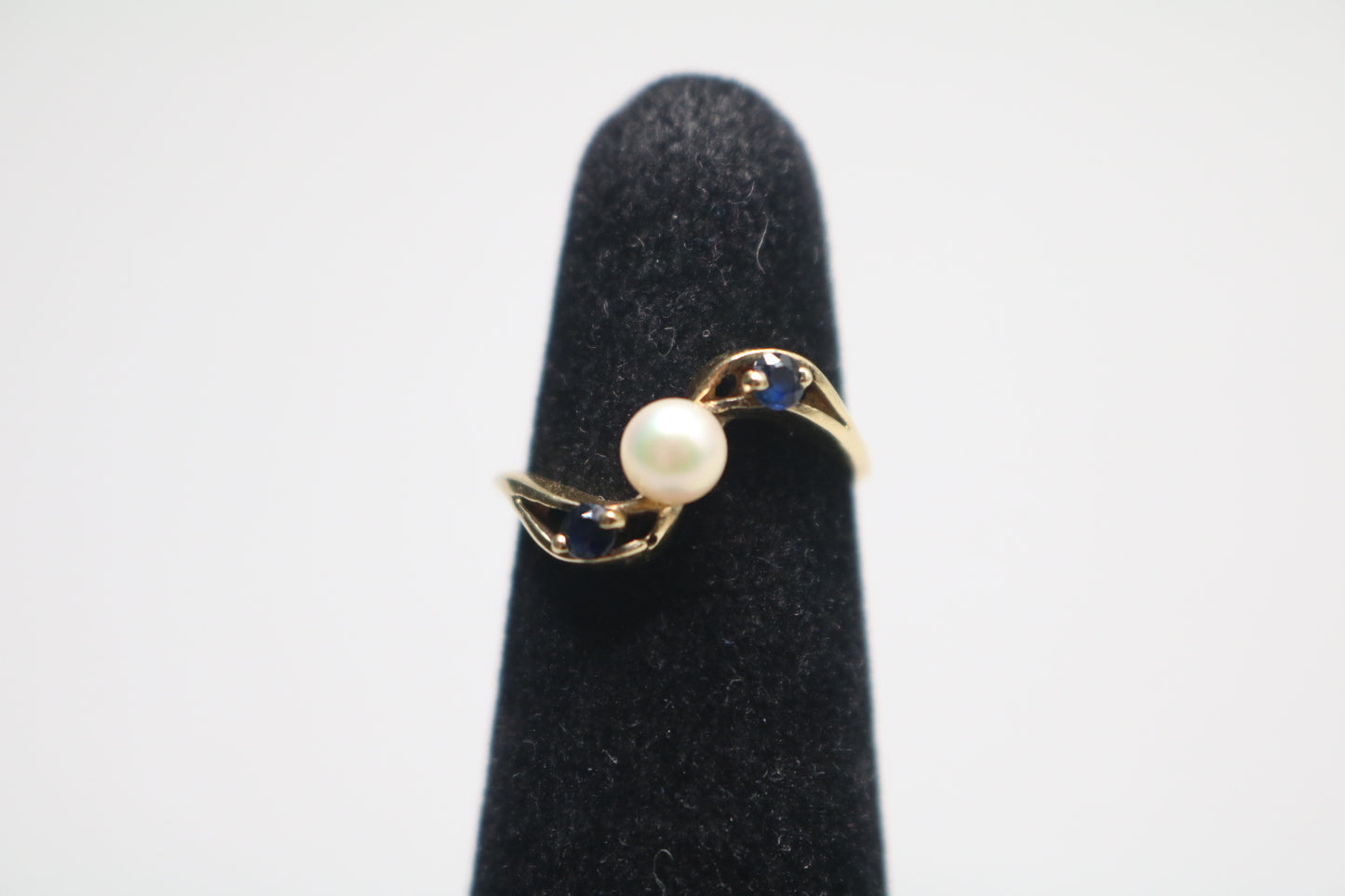14k Yellow Gold Blue Stone Bypass With Center Pearl (Size 3 1/2)