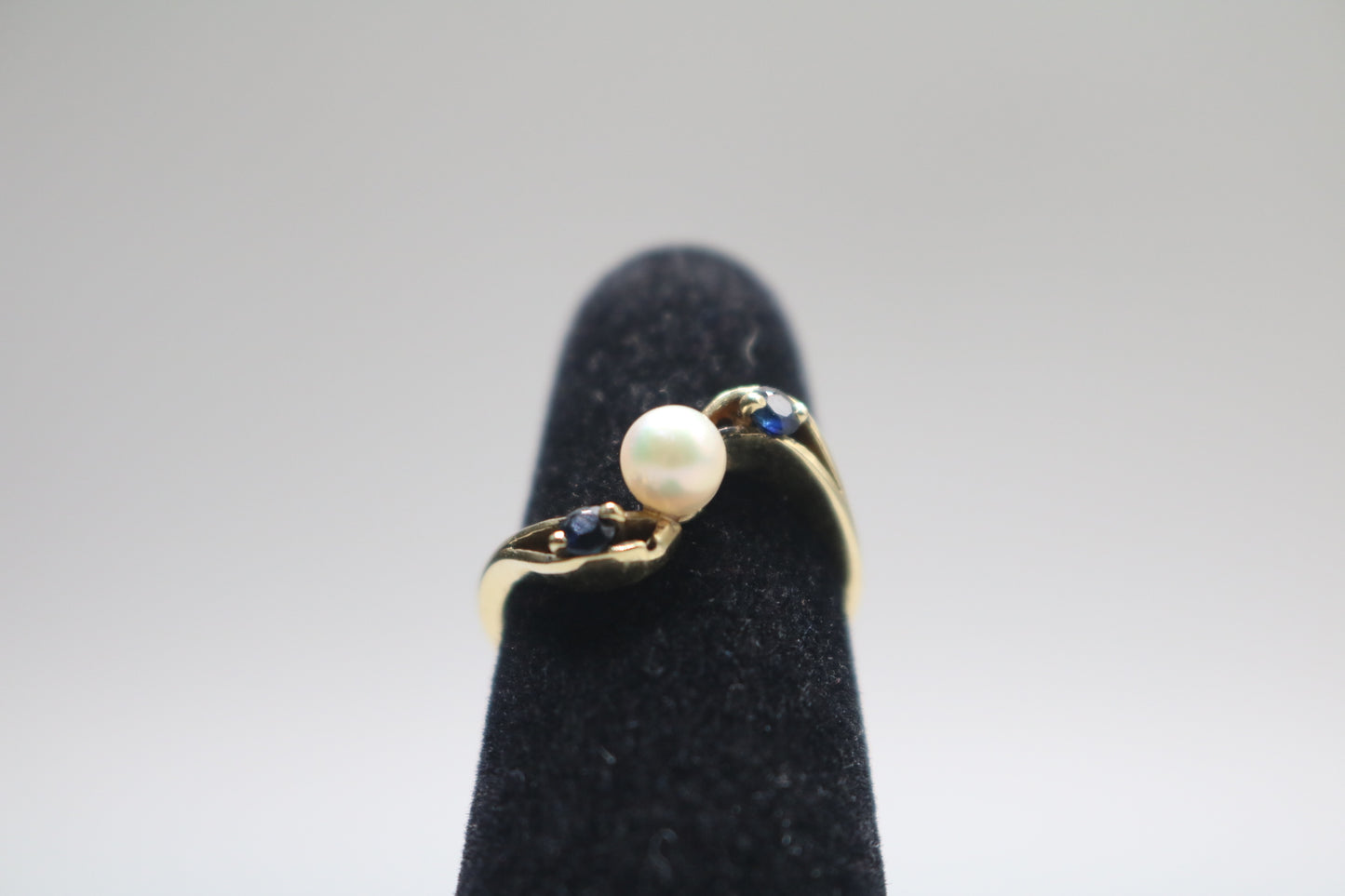 14k Yellow Gold Blue Stone Bypass With Center Pearl (Size 3 1/2)