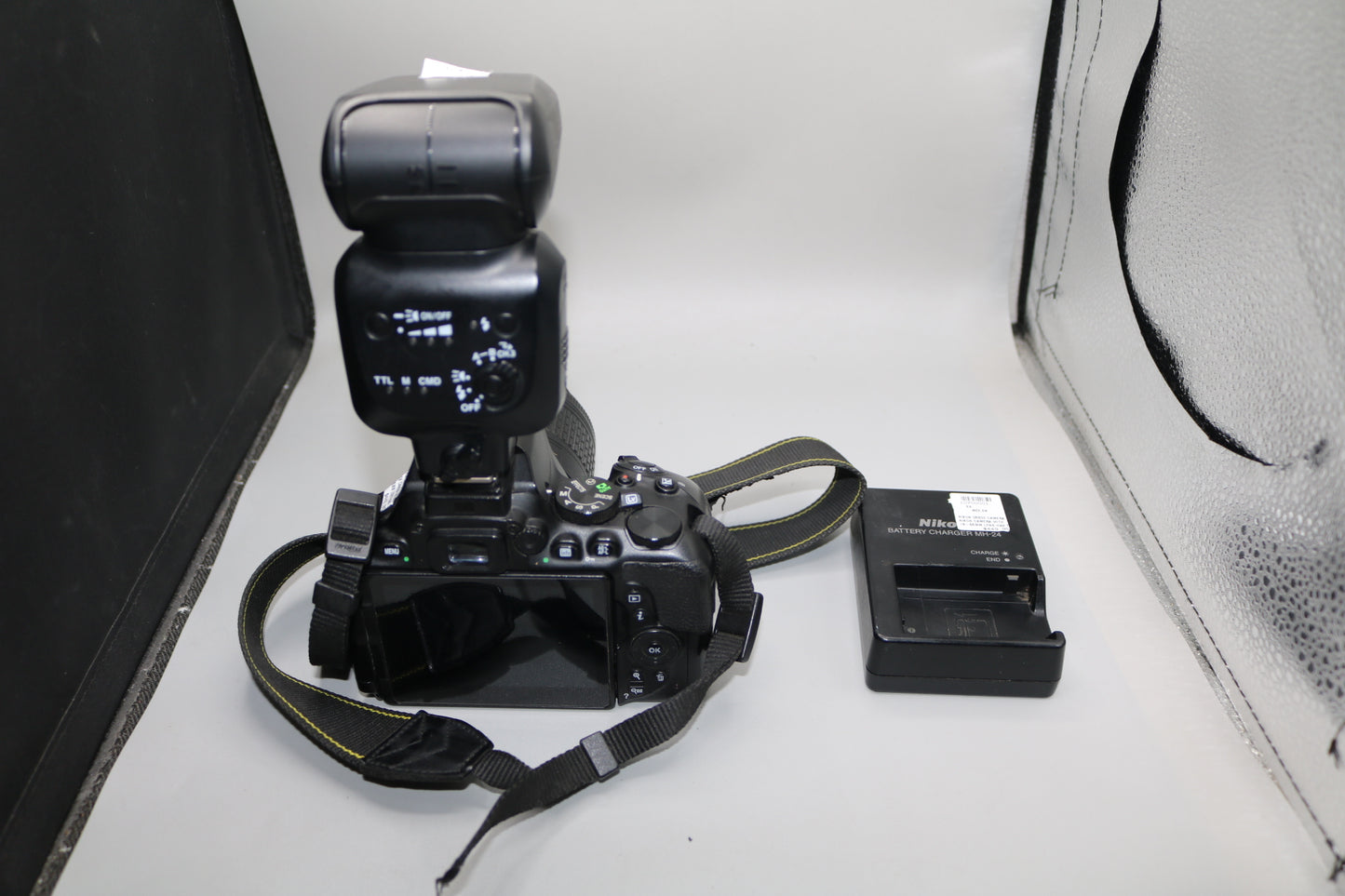 Nikon D5600 N1538 Digital Camera with Nikon 18-55mm Lens and SB-500 Flash
