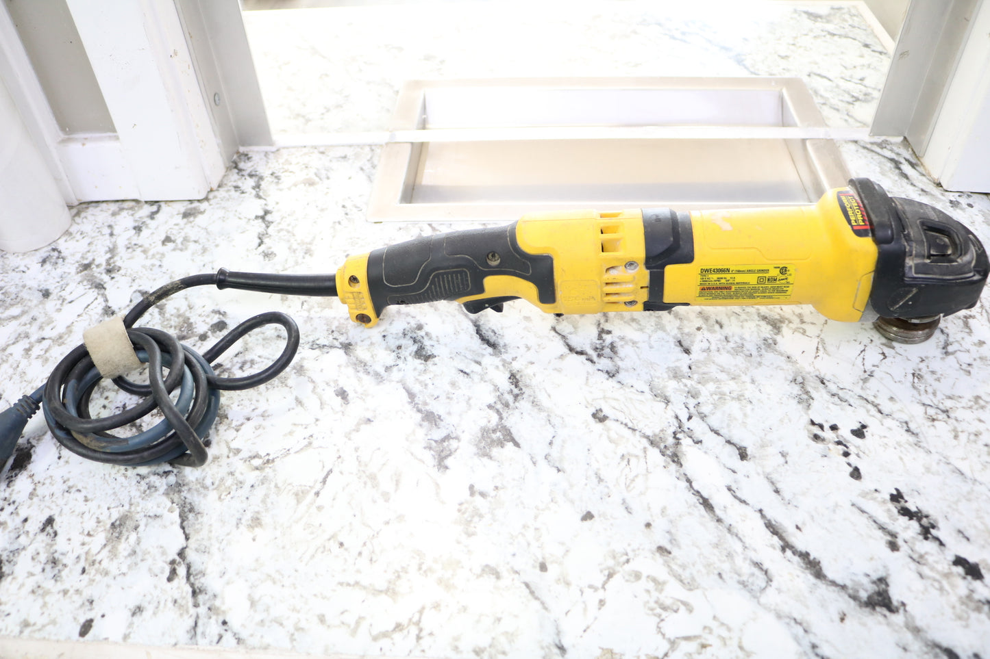 DEWALT GRINDER DWE43066N (NO SHIPPING)