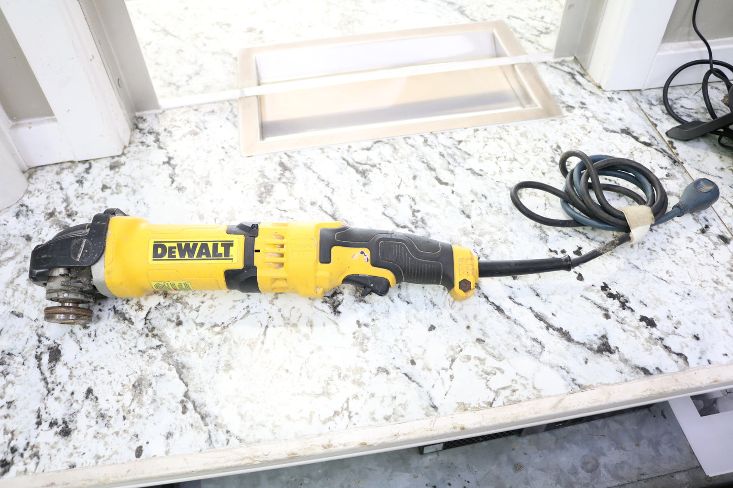 DEWALT GRINDER DWE43066N (NO SHIPPING)