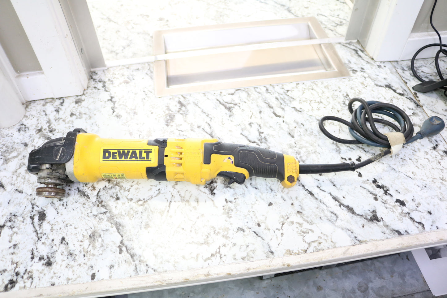 DEWALT GRINDER DWE43066N (NO SHIPPING)