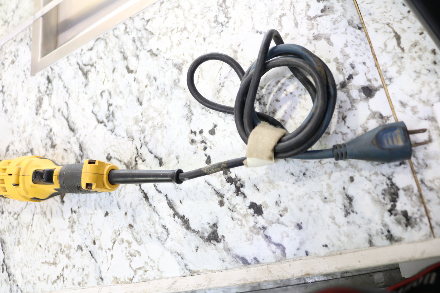 DEWALT GRINDER DWE43066N (NO SHIPPING)