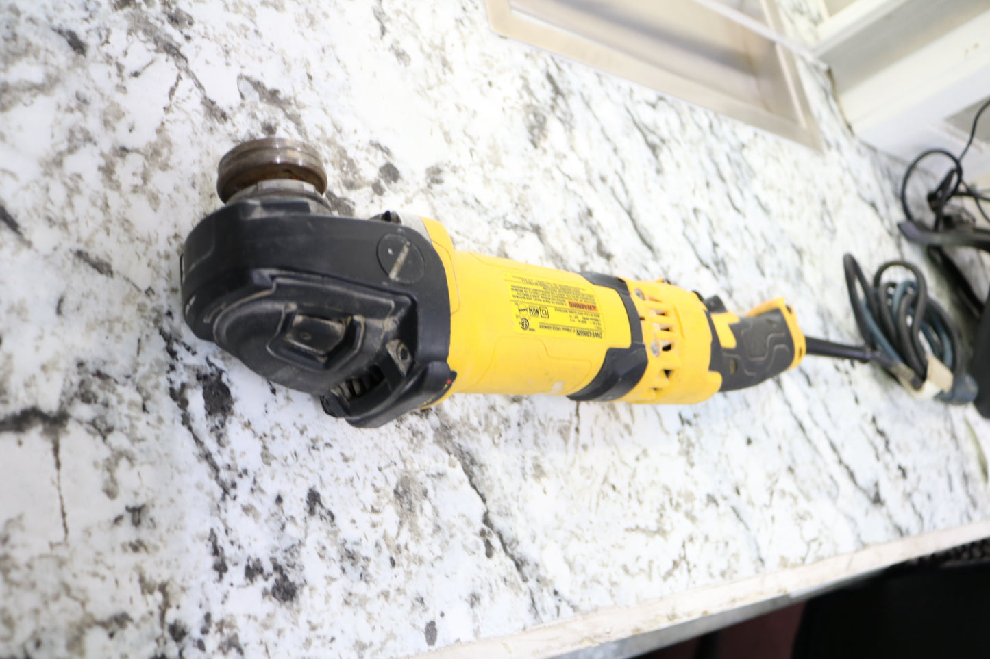 DEWALT GRINDER DWE43066N (NO SHIPPING)